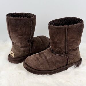 โ Vintage dark brown short ankle UGGS